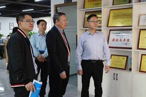 热烈欢迎市政府秘书长林兢一行莅临幻影体育网页版集团广西公司考察指导